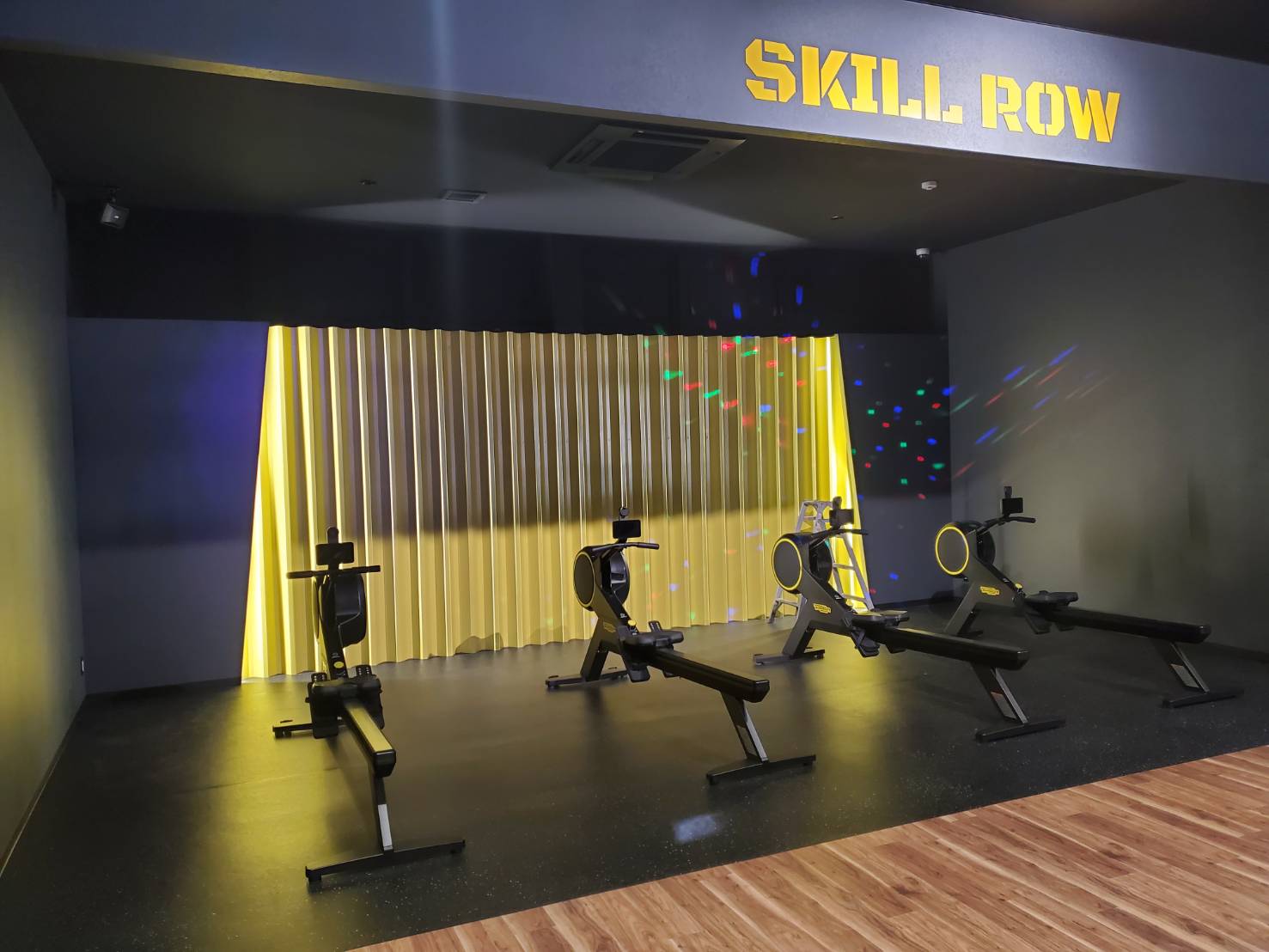 木目床とブラック天井の落ち着いた空間