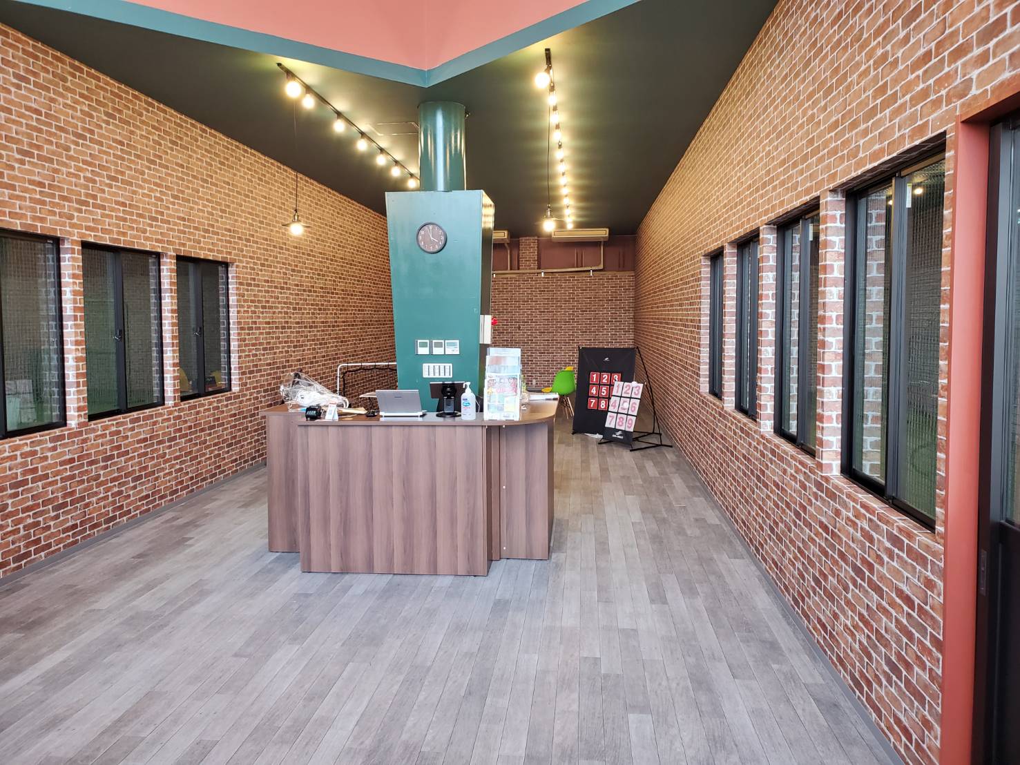 受付カウンターとレンガ調の内装