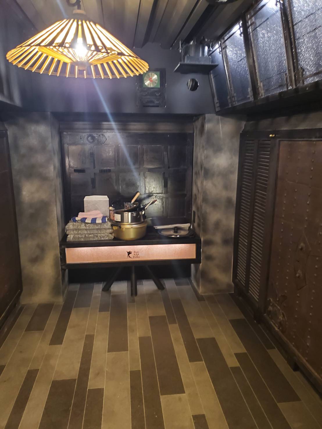 焼き鳥屋の店内照明と内装デザイン