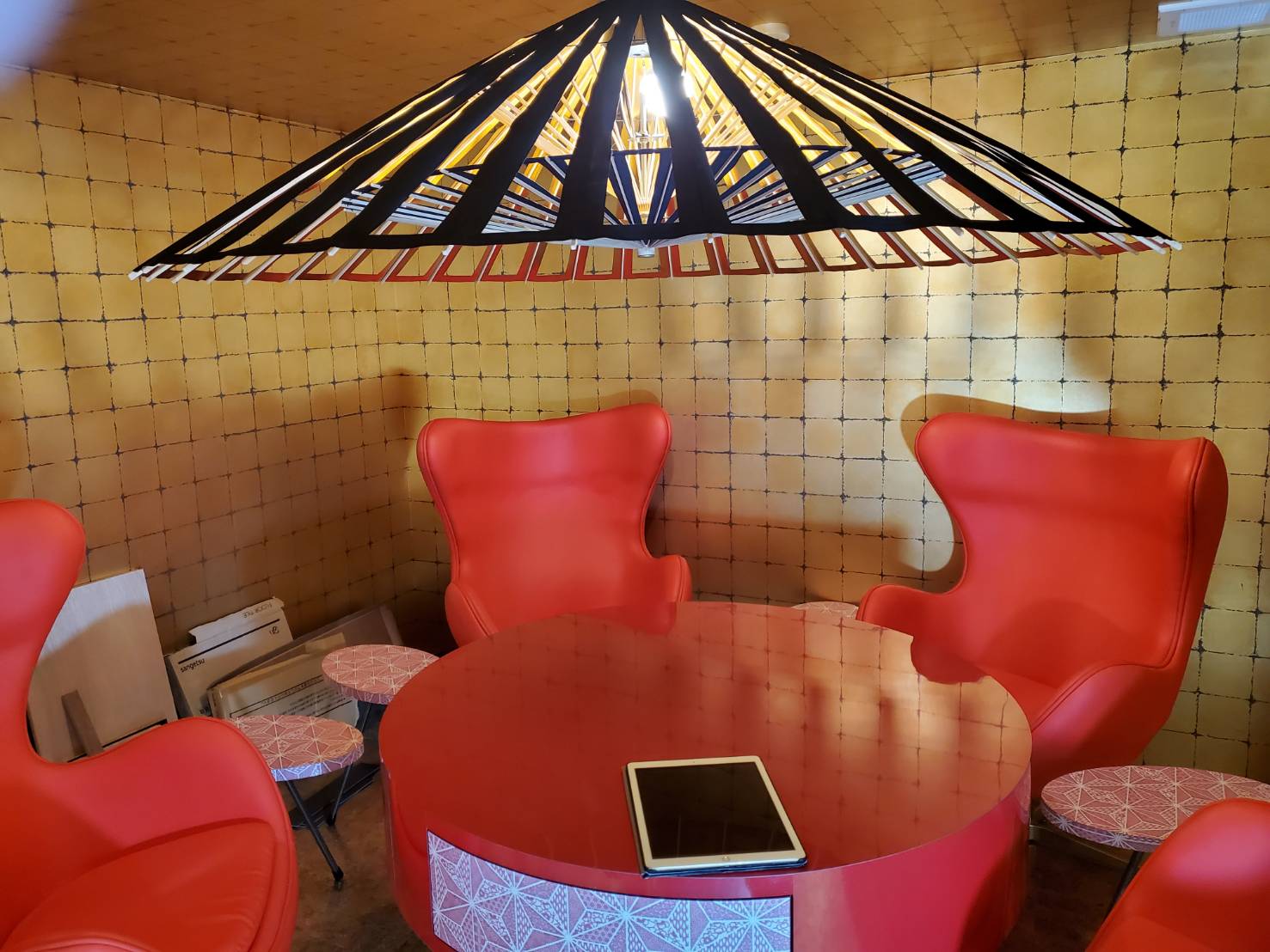 照明デザインと赤いチェアの組み合わせ