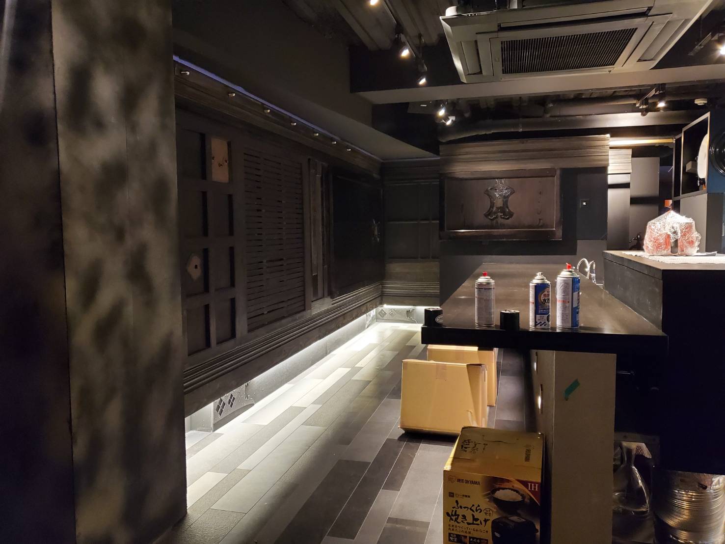 カウンター席と黒を基調とした内装