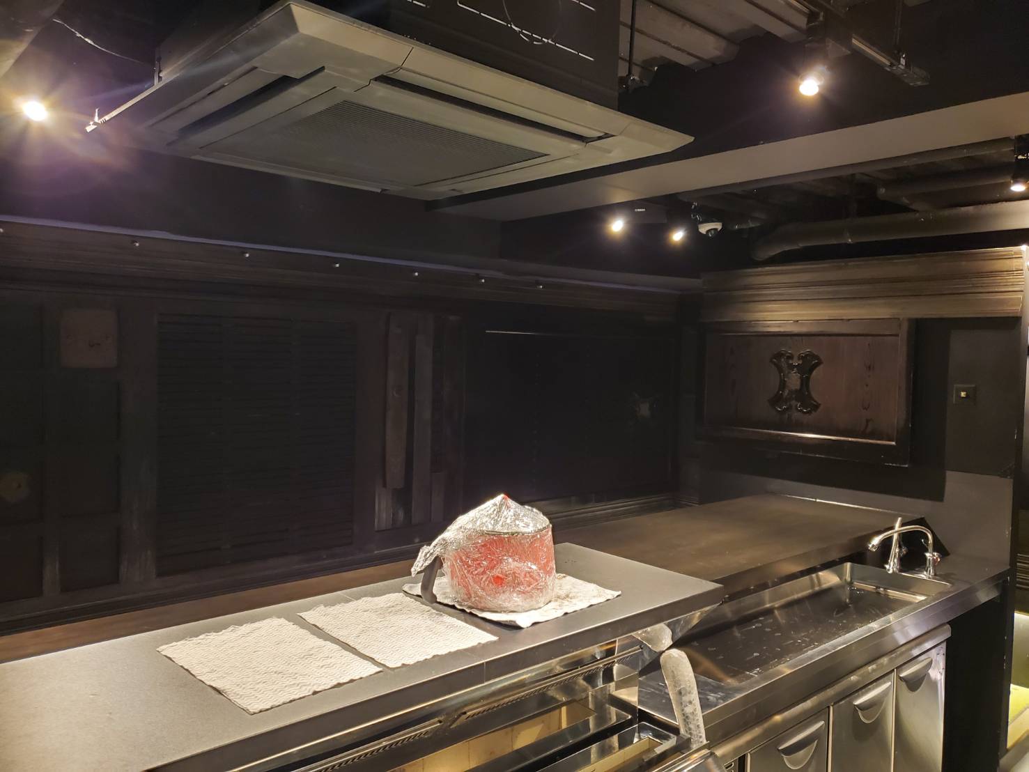 照明と木の質感が調和した内観