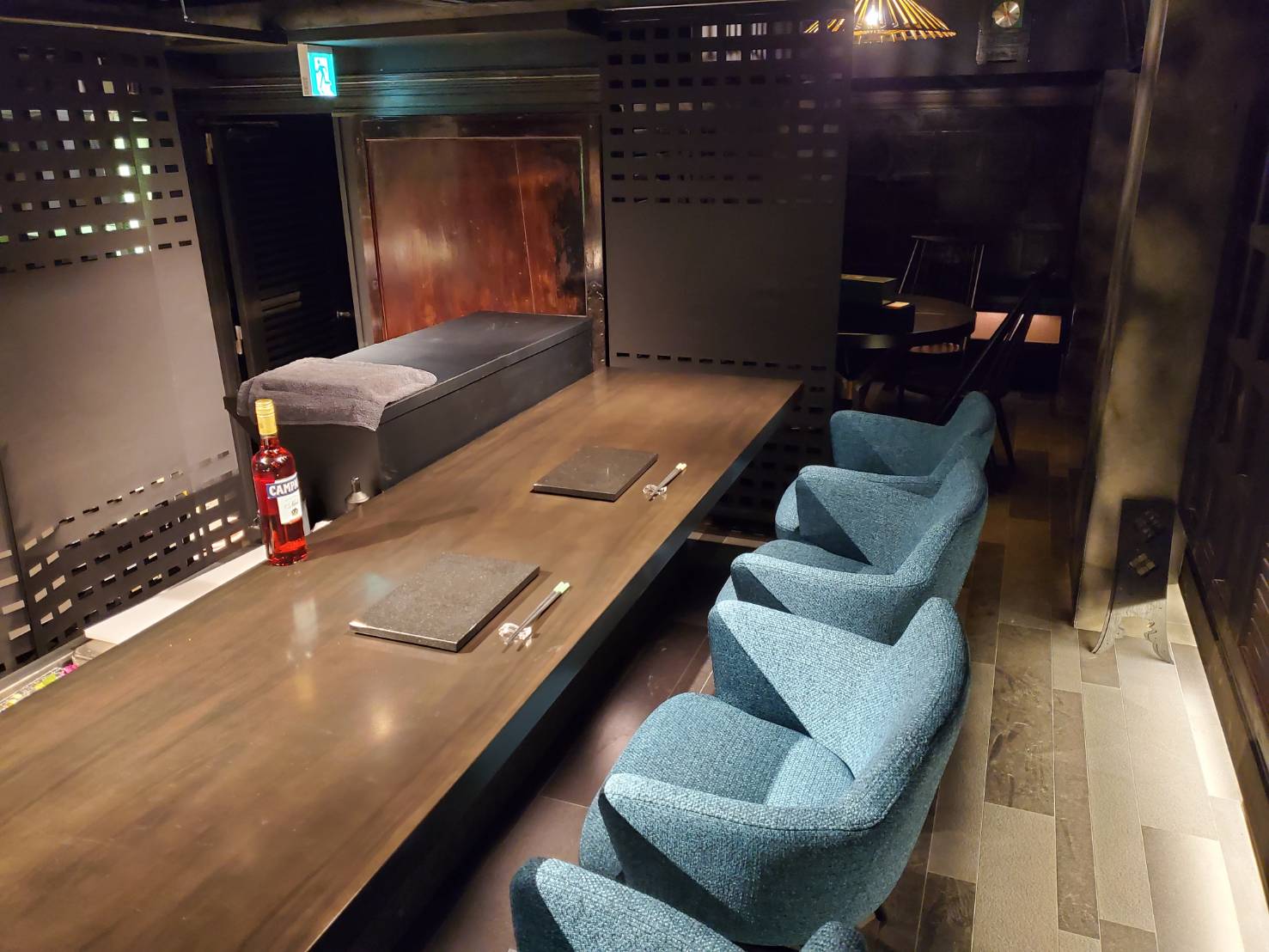 カウンター席と落ち着いた客席空間