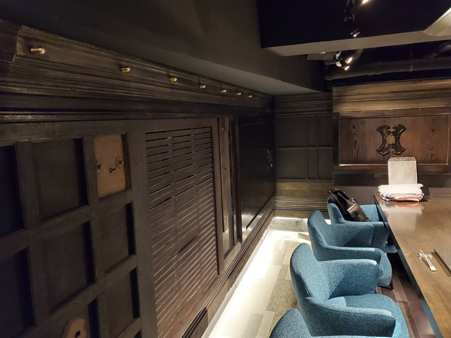 重厚感ある壁面と照明演出