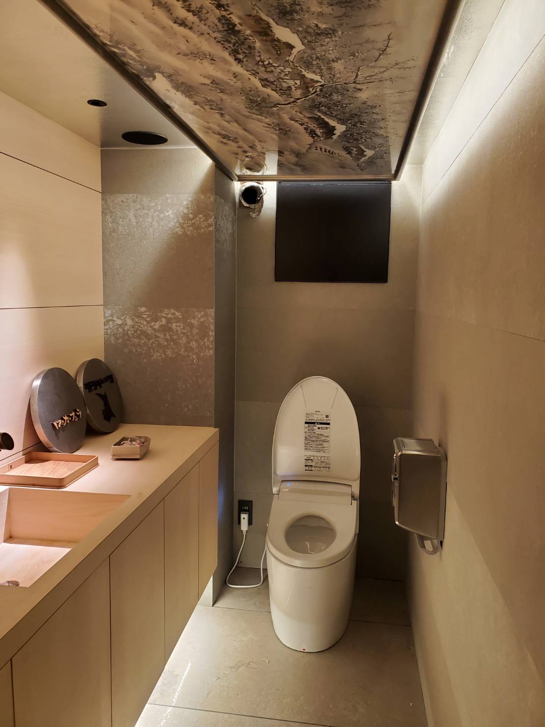 洗練されたトイレ空間の内装