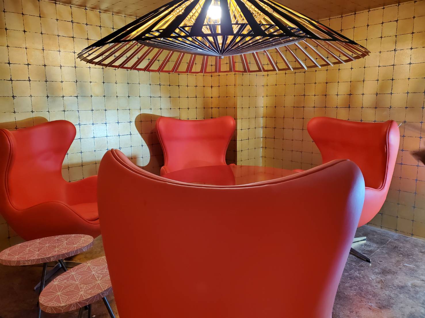 金箔調の壁と赤いチェアが印象的な個室