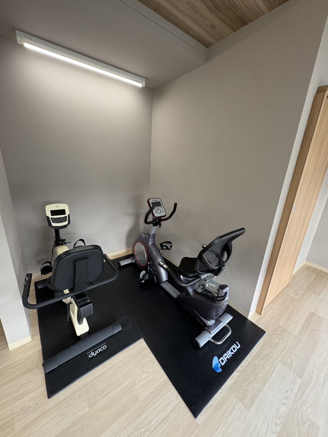 施術台と木目の床デザイン