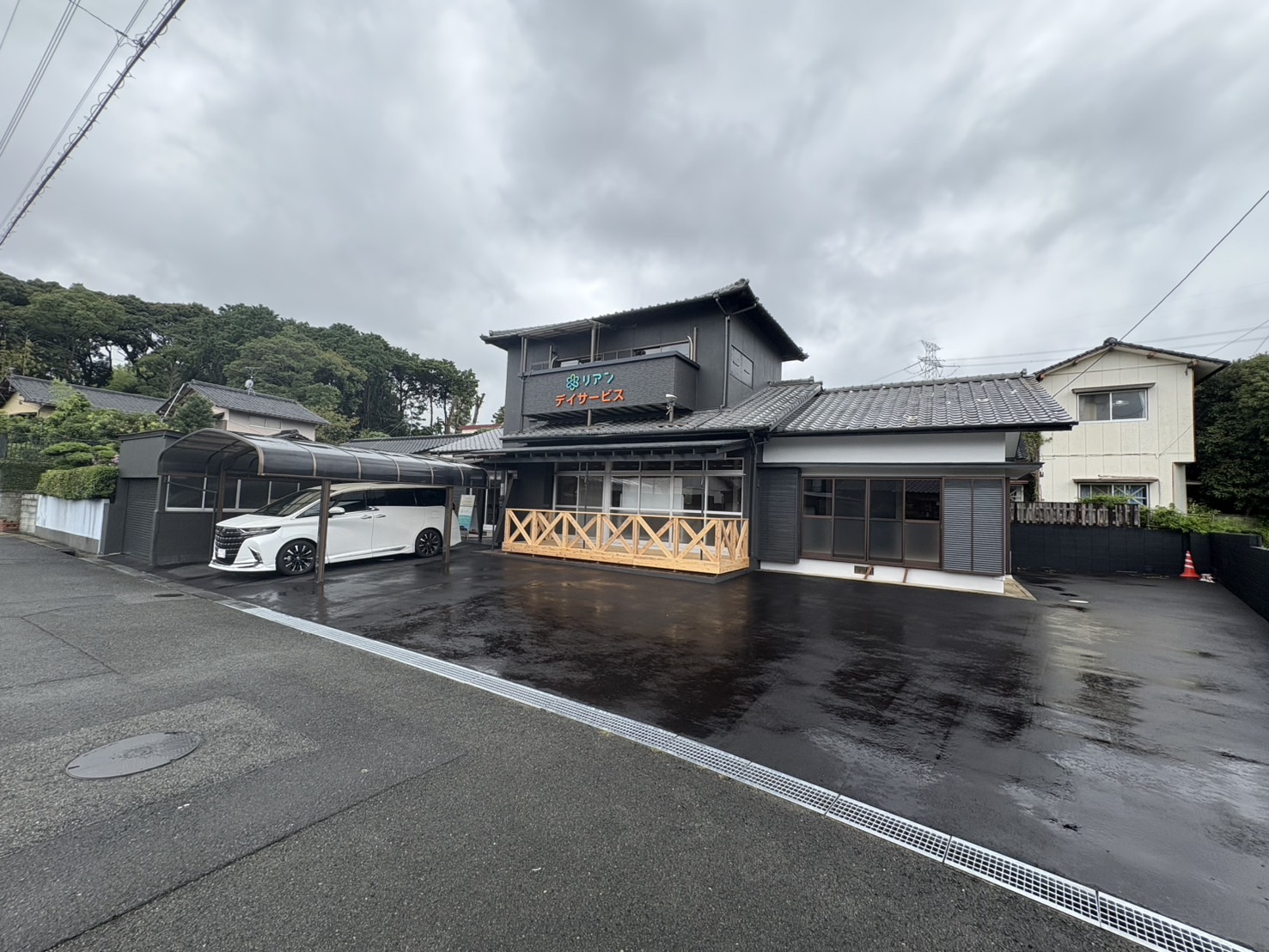 駐車場と建物外観全景